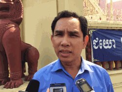 រូបឯកសារ៖ លោក អំ សំអាត មន្រ្តី​ជាន់​ខ្ពស់​ផ្នែក​អង្កេត​នៃ​អង្គការ​ការពារ​សិទ្ធិ​មនុស្ស​លីកាដូ ដែល​បាន​ឃ្លាំ​មើល​ដំណើរ​ការ​សវនាការ​កាត់​ទោស​សកម្មជន​បឹងកក់​គឺអ្នកស្រី ទេព វន្នី​ ថ្លែង​ទៅ​កាន់​អ្នកសារ​ព័ត៌មាន នៅ​ថ្ងៃទី​៧ ខែ​កុម្ភៈ ឆ្នាំ​២០១៧។ (VOA)