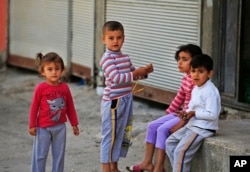 Syrian refugee children pass time in a neighborhood of the city of Gaziantep, southeastern Turkey on May 16, 2016. (AP)