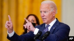 Presiden Joe Biden menegaskan bahwa pemerintah AS akan mengevakuasi semua warga AS dari Afghanistan, di Gedung Putih, Jumat (20/8). 