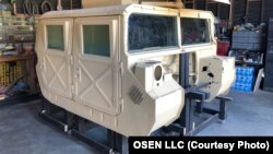 در جلسه دادگاه نمونه ای از یک خودروی نظامی هاموی (HMMWV) نمایش داده شد که هدف حمله گروه های مورد حمایت ایران در عراق قرار گرفته بود | عکس از: OSEN LLC