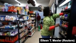 Une entrepreneure dans sa boutique aux États-Unis.