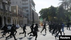 Miembros de la Brigada Especial del Ministerio del Interior, conocidos como "boinas negras", salen en apoyo a los partidarios del gobierno en La Habana, Cuba, durante las manifestaciones del 11 de julio de 2021.