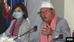 លោកស្រី Li Ailan (ឆ្វេង) តំណាងអង្គការសុខភាពពិភពលោក និង លោក ម៉ម ប៊ុនហេង (ស្ដាំ) រដ្ឋមន្រ្តីក្រសួងសុខាភិបាល ថ្លែងក្នុងសន្និសីទសារព័ត៌មាន ស្តីពីស្ថានភាពជំងឺកូវីដនៅកម្ពុជា កាលពីថ្ងៃច័ន្ទ ទី២៧ ខែមេសា ឆ្នាំ២០២០។ (ស៊ុន ណារិន/VOA Khmer)