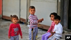 Anak-anak pengungsi Suriah bermain di lingkungan kota Gaziantep, Turki tenggara (16/5).