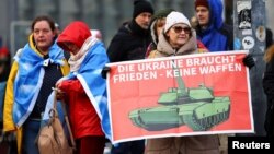 Những người tham gia cuộc biểu tình phản đối cung cấp vũ khí cho Ukraine và ủng hộ các cuộc đàm phán hòa bình giữa Nga và Ukraine, tại Berlin, Đức, ngày 25 tháng 2 năm 2023.