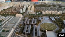 A scale model of what the Vietnamese city of Binh Duong hopes the future will look like. (L. Hoang/VOA)