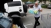 Alvaro Figueroa memasukkan air minum kemasan ke dalam kendaraannya untuk persiapan menghadapi Badai Dorian, di Hialeah, Florida, 29 Agustus 2019. 