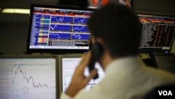 Seorang pialang di bursa saham Lisabon. Portugal merupakan negara zona Euro yang menghadapi krisis keuangan yang parah.