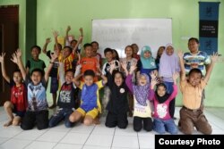 Anak-anak penerima buku dari hasil donasi yang dikumpulkan oleh Buku Terbang di AS (dok: Buku Terbang)