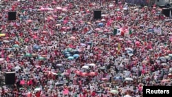 Demonstran berunjukrasa mendukung Lembaga Pemilihan Nasional(INE) dan menentang rencana Presiden Andres Manuel Lopez Obrador untuk mereformasi otoritas pemilu, di Mexico City, Meksiko, 26 Februari 2023. (Foto: REUTERS/Gustavo Graf)