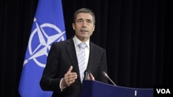 Sekjen NATO Anders Fogh Rasmussen memberikan keterangan pers di Brussels, Belgia hari Jumat (3/2).