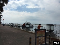 The walkway along this part of Manila Bay, just blocks from the main APEC venue has been cleared of subsistence fisher folk, Manila, Philippines, Nov. 15, 2015. (S. Orendain/VOA)