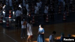 中国湖北武汉市民排队接受新冠病毒核酸检测。（2021年8月5日）