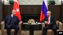 ARCHIVO - El presidente ruso Vladimir Putin, derecha, y el presidente turco, Recep Tayyip Erdogan, conversan durante su reunión en la residencia Bocharov Ruchei en el balneario de Sochi, Rusia, en el Mar Negro, el miércoles 29 de septiembre de 2021.