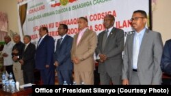 President Silanyo (5th from right) and members of his cabinet at the presentation.