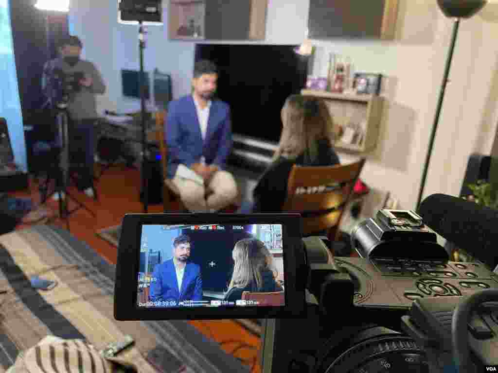 پشت صحنه فیلمبرداری مصاحبه بخش فارسی صدای آمریکا با هانیه دهقان، همسر منصور اثنی عشری، از جان باختگان پرواز پی اس ۷۵۲