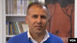 دکتۆر سەردار عەزیز، شارەزا لە پەیوەندییە نێودەوڵەتییەکان