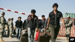 عکس از آرشیف: شماری از مهاجرین عودت کننده حین عبور از مرز اسلام قلعه به داخل قلمرو افغانستان