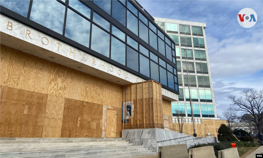 Tiendas totalmente cubiertas con paneles de madera en Washington DC, como protección contra posibles protestas antes de la toma de posesión de Joe Biden como el presidente 46 de EE. UU. Domingo 17 de enero de 2021. [Foto: Alejandra Arredondo]