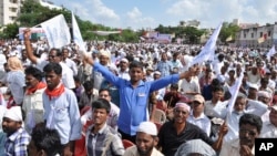 Supporters of ‘United Andhra Pradesh’ shout slogans during a protest at Karnool district in Andhra Pradesh state, India, Oct. 7, 2013.