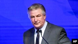 Alec Baldwin est sur scène lors des Awards "Robert F.Kennedy Human Rights Thread of Hope" à New York le 9 décembre 2021.