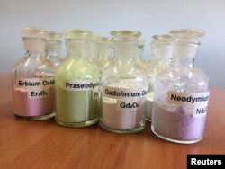 К РЗЭ относят скандий, иттрий, лантан, церий, празеодим, неодим, прометий, самарий, европий, гадолиний, тербий, диспрозий, гольмий, эрбий, тулий, иттербий, лютеций. На фото изображены содержащие их соединения с австралийского месторождения Маунт-Уэлд.