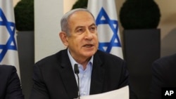 Perdana Menteri Israel Benjamin Netanyahu berbicara dalam rapat kabinet mingguan di kantor Kementerian Pertahanan Israel di Tel Aviv, pada 7 Januari 2024. (Foto: Ronen Zvulun/Pool via AP)
