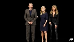 From left to right, actor Steve Carell and actresses Reese Witherspoon and Jennifer Aniston speak at the Steve Jobs Theater during an event to announce Apple's new products on Monday, March 25, 2019 in Cupertino, California. (AP Foto/Tony Avelar)