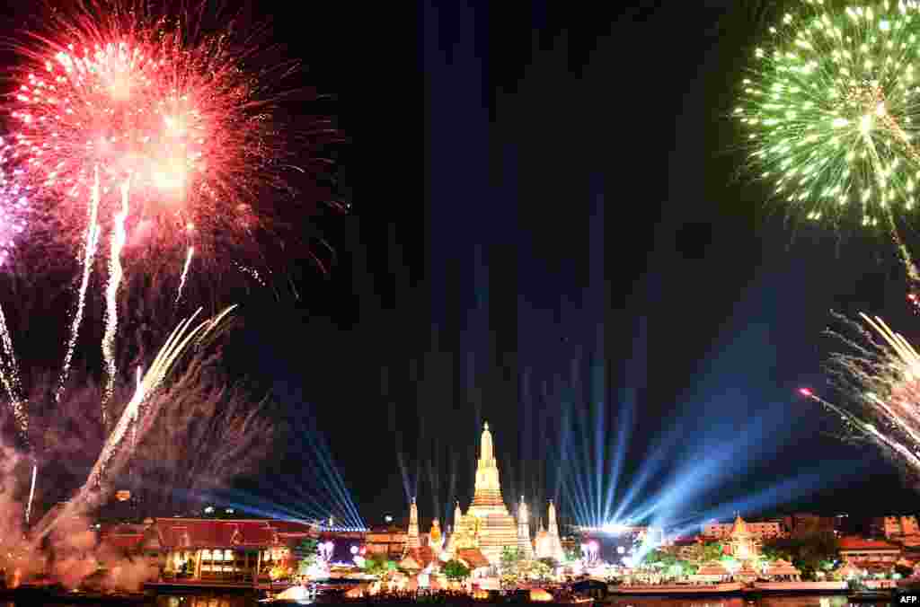 Fireworks light up the sky over Wat Arun (Temple of Dawn) during New Year's celebrations in Bangkok, Thailand, Jan. 1, 2016.