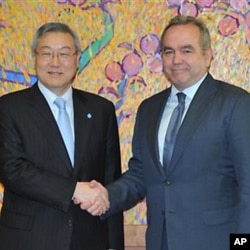 South Korean Foreign Minister Kim Sung-Hwan, left, shakes hand with U.S. Assistant Secretary of State for East Asian and Pacific Affairs Kurt Campbell before their meeting at the Foreign Ministry in Seoul on Thursday Jan. 5, 2012. (AP Photo/ Kim Jae-hwan