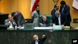 Kepala Organisasi Energi Atom Iran, Ali Akbar Salehi (bawah) berbicara di parlemen saat membahas masalah terkait nuklir Iran di Teheran, Iran (11/10).
