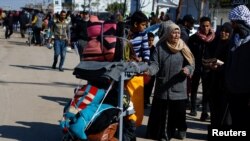 Los palestinos que huyen de Khan Younis debido a la operación terrestre israelí llegan a Rafah, en medio del conflicto en curso entre Israel y el grupo islamista Hamás, en el sur de la Franja de Gaza, el 26 de enero de 2024.