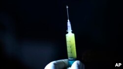 အိန္ဒိယနိုင်ငံ အစိုးရဆေးရုံမှာ တီဘီရောဂါသည်အား ဆေးထိုးပေးနေစဉ် (AP Photo/Rajesh Kumar Singh)