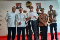 Dalam jumpa pers bersama di kantornya, Kamis (27/2), Menteri Koordinator Bidang Pembangunan Manusia dan Kebudayaan Muhadjir Effendy menjelaskan soal rencana evakuasi anak buah kapal pesiar Diamond Princess. (Foto: VOA/Fathiyah)