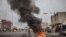 Des pneus brûlent alors que les manifestants barricadent les rues de Cadjehoun, fief de l'ancien président du Bénin, Thomas Yayi Boni, le 2 mai 2019 à Cotonou.