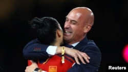 Predsednik španske fudbalske federacije Luis Rubiales grli fudbalerku Dženifer Hermoso posle pobede Španije na Svetskom prvenstvu za žene, 20. avgusta 2023. (Foto: Rojters/Hannah Mckay)