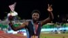 El velocista Noah Lyles celebra tras ganar la competición nacional de EE. UU. en Eugene, Oregon, en junio de 2021.
