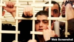 NİDA-çılar hakimə arxa çevırıb