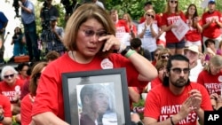 Un travailleur du Service des parcs nationaux déblaie la neige du côté nord de la Maison-Blanche, le jeudi 4 janvier 2018, à Washington.