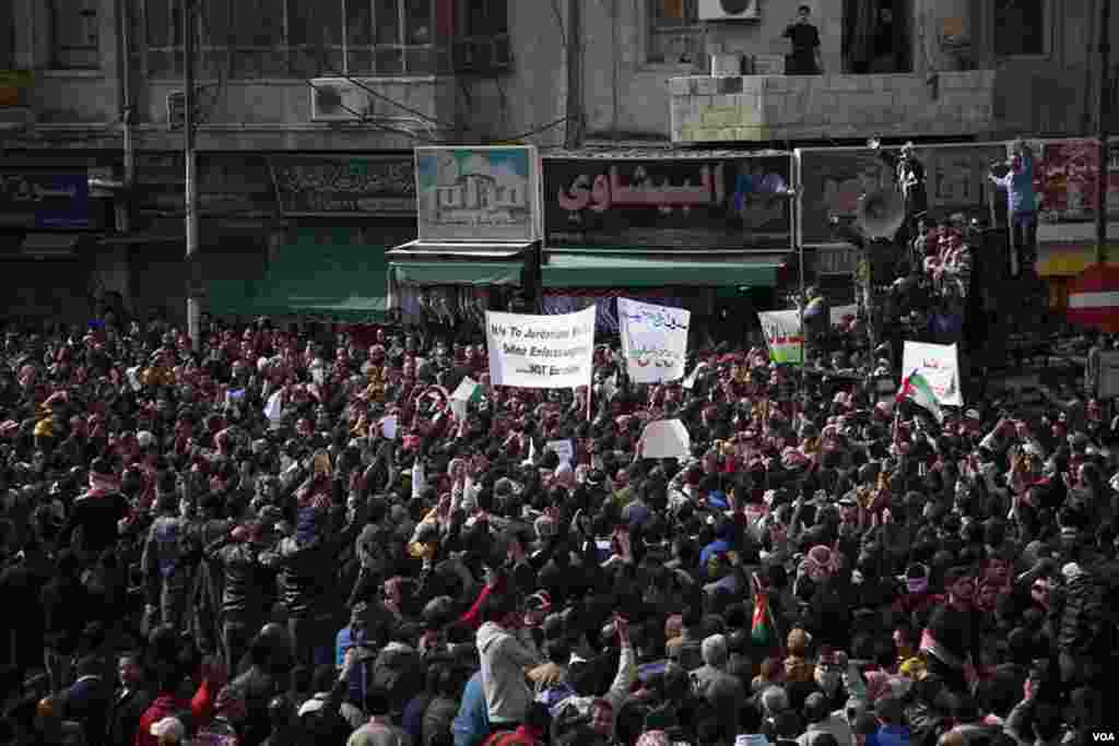 Lead by the Muslim Brotherhood, protesters chanted anti-government slogans, taking on King Abdullah for the first time since the Arab Spring revolutions swept across the Arab world, Amman, Jordan, November 16, 2012. (Y. Weeks/VOA)