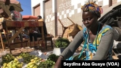Ndella Pouye, vendeuse de légumes, à Dakar, le 7 mars 2019. (VOA/Seydina Aba Gueye)