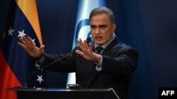 El fiscal general venezolano Tarek William Saab habla a la prensa en Caracas, el 22 de junio de 2024.
