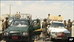 Security forces set up a road block in the city of Aden, 19 June, 2010, after insurgents attacked a Yemeni intelligence headquarters in this southern port city