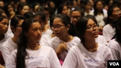 A contestant consults with her teammate during the National Pitch event of the Technovation Cambodia, April 24, 2016. (Aun Chhengpor/VOA Khmer)