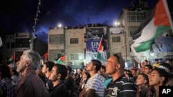 Palestinians, gathered in central Ramallah September 23, 2011, watching a broadcast of President Mahmoud Abbas' speech at the United Nations in New York.