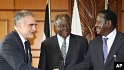 Kenyan President Mwai Kibaki (c) and Prime Minister Raila Odinga (r) greeting the chief prosecutor for the International Criminal Court, Luis Moreno-Ocampo, ahead of their meeting in Nairobi (Nov 2009 file photo)