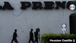 Las intalaciones de La Prensa permanecen tomadas por agentes policiales en Managua, Nicaragua, desde agosto de 2021. Foto Houston Castillo, VOA.