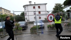 Les travailleurs retirent une clôture sur la place de l'Union européenne, à Nova Gorica, à la frontière entre la Slovénie et l'Italie, alors que les restrictions de voyage COVID-19 à travers l'Europe sont progressivement assouplies, le 15 juin 2020. REUTERS / Borut Zivulovic