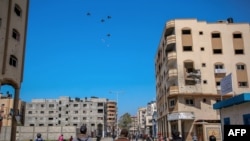 Како што војната се одолговлекува и се зголемуваат жртвите, се зголемува меѓународен притисок Хамас и Израел да постигнат договор за прекин на огнот. 