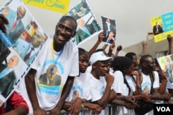 Supporters wait for former President Abdoulaye Wade at Dakar international airport, Dakar, Senegal, July 10, 2017. (S. Christensen/VOA)